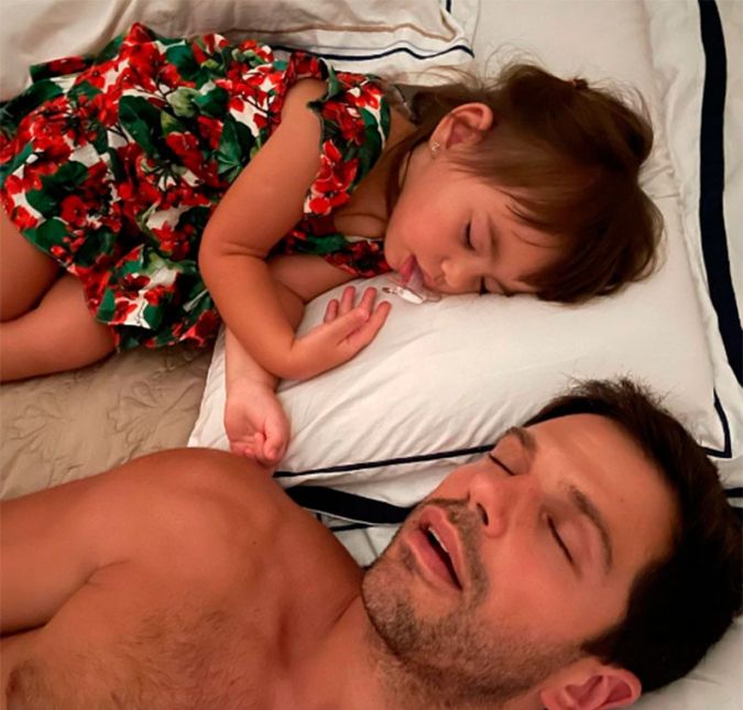 Aquele cochilinho da tarde no home office não tem preço, escreveu ele certa vez ao compartilhar um momento com a filha. O ator, aliás, já falou sobre como a quarentena imposta pela pandemia do novo coronavírus acabou sendo benéfica para a relação da família, já que ele e Sabrina puderam passar mais tempo em casa e curtirem cada etapa da vida de Zoe. Aquele cochilinho da tarde no home office não tem preço, escreveu ele certa vez ao compartilhar um momento com a filha. O ator, aliás, já falou sobre como a quarentena imposta pela pandemia do novo coronavírus acabou sendo benéfica para a relação da família, já que ele e Sabrina puderam passar mais tempo em casa e curtirem cada etapa da vida de Zoe.