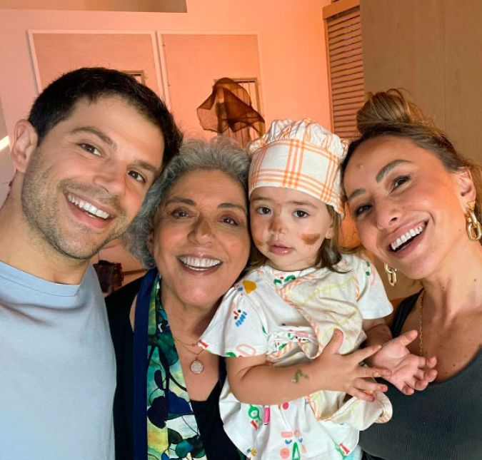 E Zoe adora cozinhar com a avó! Tanto é que o famoso bolo da vovó já virou até receita no canal no YouTube. E Zoe adora cozinhar com a avó! Tanto é que o famoso bolo da vovó já virou até receita no canal no YouTube.