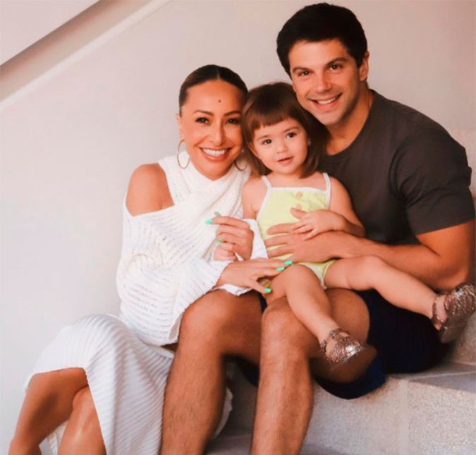 Mas não são apenas os momentos de descontração exibidos por ele na internet! Sabrina, que está sempre pronta para os cliques, aproveita sempre para retratos em família na famosa escada de sua casa. Mas não são apenas os momentos de descontração exibidos por ele na internet! Sabrina, que está sempre pronta para os cliques, aproveita sempre para retratos em família na famosa escada de sua casa.