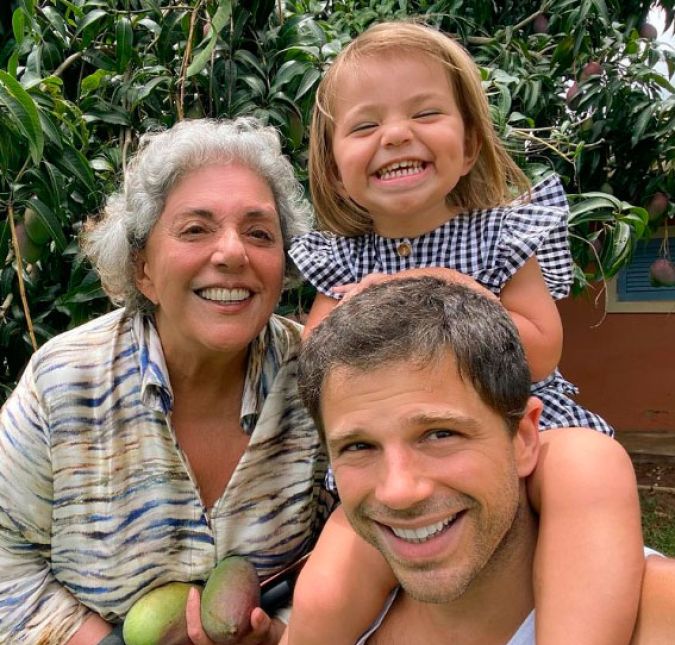 Já quando está curtindo a fazenda da família, no interior, Zoe aparece assim, com o sorrisão no rosto enquanto colhia mangas! Já quando está curtindo a fazenda da família, no interior, Zoe aparece assim, com o sorrisão no rosto enquanto colhia mangas!