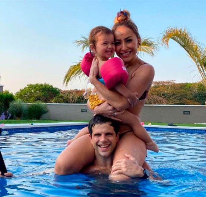 E essa quarentena rendeu, viu! A família passou a curtir mais os momentos de lazer, em casa, é claro! E apareceram assim, brincando na piscina. Pelo sorriso de Zoe deu para ver que ela gostou, né? E essa quarentena rendeu, viu! A família passou a curtir mais os momentos de lazer, em casa, é claro! E apareceram assim, brincando na piscina. Pelo sorriso de Zoe deu para ver que ela gostou, né?