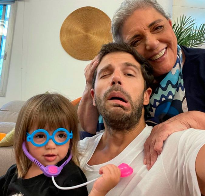 Duda também faz questão de manter neta e a avó bem próximas! O ator sempre está na casa da mãe, a jornalista Leda Nagle, para curtir alguns momentos com as duas. Zoe, claro, aproveita para brincar muito! Duda também faz questão de manter neta e a avó bem próximas! O ator sempre está na casa da mãe, a jornalista Leda Nagle, para curtir alguns momentos com as duas. Zoe, claro, aproveita para brincar muito!