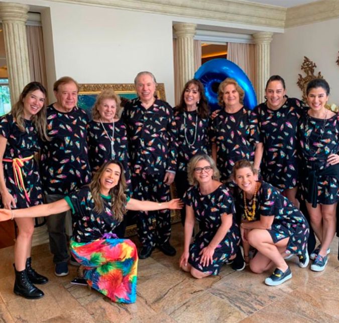 E quando não estão todos produzidos para datas especiais, a família apareceu reunida assim, com looks combinando, com as estampas divertidas que Silvio costuma adorar!
