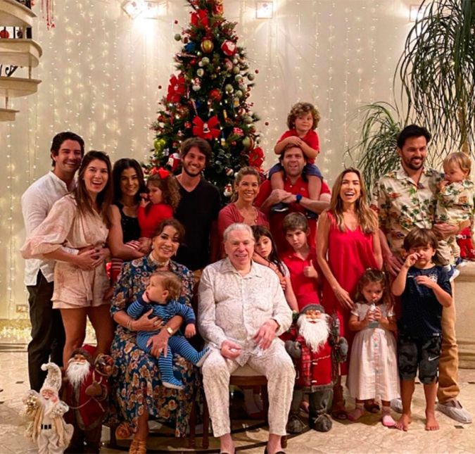 Cíntia, a mais velha, é fruto da relação com Maria Aparecida Abravanel, primeira esposa do apresentador, que morreu aos 39 anos de idade em 1977, vítima de um câncer. Além de Cíntia, o casal ainda adotou Silvia Abravanel. Em 1978, ele casou-se com Íris e teve mais quatro filhas: Daniela, Patrícia, Rebeca e Renata. Todas, aliás, aparecem no clique acima, combinando no estilo com o pai, que sempre aposta em figurinos bem coloridos para os momentos à vontade em casa. Além de ter seis filhas, Silvio também é avô de 13 netos.  No clique acima, a família conseguiu se reunir depois de um longo período afastados por causa da pandemia do novo coronavírus.