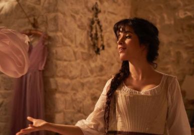 Camila Cabello aparece nas primeiras fotos como <I>Cinderela</i>