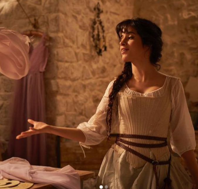 Camila Cabello aparece nas primeiras fotos como <I>Cinderela</i>