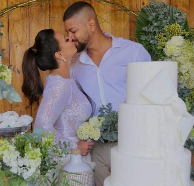 Em maio de 2021, Viviane Araújo foi até os Stories do Instagram, anunciar que tinha casado com o empresário Guilherme Militão. Isso mesmo, sem avisar os fãs e em uma cerimônia secreta. Dias depois do ocorrido, Vivi começou a compartilhar em suas redes alguns clicks de como foi toda a festinha privada que eles fizeram para a família e amigos.