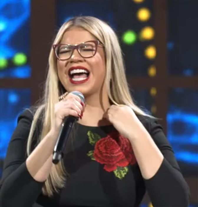 Marília Mendonça choca a <i>web</i> ao usar vestido de 13 mil reais em <i>live</i>