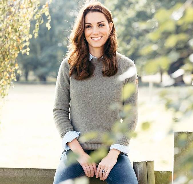 Kate Middleton estava <i>desesperadamente infeliz</i> na escola e sofreu <i>bullying</i> por ser <i>desengonçada e esguia</i>