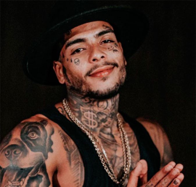 Aos 23 anos de idade, morreu o funkeiro MC Kevin. Segundo informações do G1, ele caiu do quinto andar de um hotel na Barra da Tijuca, Rio de Janeiro. Ele foi socorrido pelos bombeiros em estado grave e levado ao Hospital Miguel Couto, mas não resistiu aos ferimentos. Segundo a Band, a polícia civil irá investigar a morte do cantor, que estava na cidade para um show. O artista acumulava alguns sucessos, como a música Cavalo de Troia e O Menino encantou a quebrada. A advogada Deolane Bezerra, com quem ele se casou há duas semanas no México, escreveu: Você é e sempre será o amor da minha vida o amor mais lindo que tive, o homem que mais me amou e me admirou ! Vai com Deus meu menino eu sempre vou te amar !!! Aos 23 anos de idade, morreu o funkeiro MC Kevin. Segundo informações do G1, ele caiu do quinto andar de um hotel na Barra da Tijuca, Rio de Janeiro. Ele foi socorrido pelos bombeiros em estado grave e levado ao Hospital Miguel Couto, mas não resistiu aos ferimentos. Segundo a Band, a polícia civil irá investigar a morte do cantor, que estava na cidade para um show. O artista acumulava alguns sucessos, como a música Cavalo de Troia e O Menino encantou a quebrada. A advogada Deolane Bezerra, com quem ele se casou há duas semanas no México, escreveu: Você é e sempre será o amor da minha vida o amor mais lindo que tive, o homem que mais me amou e me admirou ! Vai com Deus meu menino eu sempre vou te amar !!!