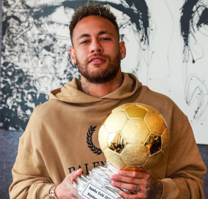 Parece que Neymar Jr. não tem paz. O nome do jogador vira e mexe está envolvido em algum tipo de polêmica dentro e fora dos gramados e a mais nova, que ele nem teve culpa, foi que um rapaz acabou tentando invadir a mansão do jogador na França. Segundo o jornal L'Équipe, o homem foi preso e tem transtornos mentais.