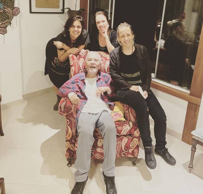 Paulo José aparece em clique raro cercado pelas filhas: <i>Uma tarde de amor!</i>