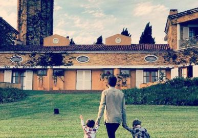 Viúvo de Paulo Gustavo, Thales Bretas posa com os filhos e agradece apoio: <i>Quem tem amigos tem tudo!</i>