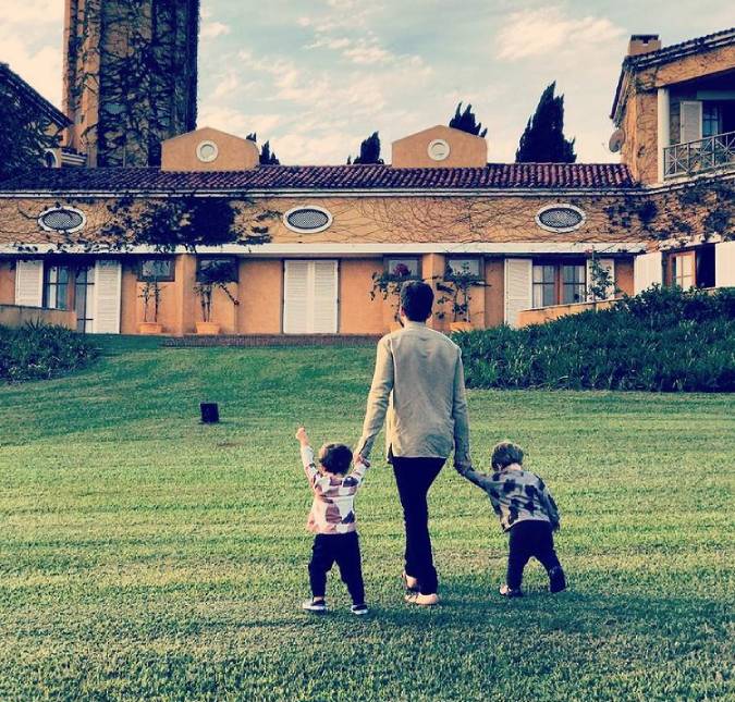 Viúvo de Paulo Gustavo, Thales Bretas posa com os filhos e agradece apoio: <i>Quem tem amigos tem tudo!</i>