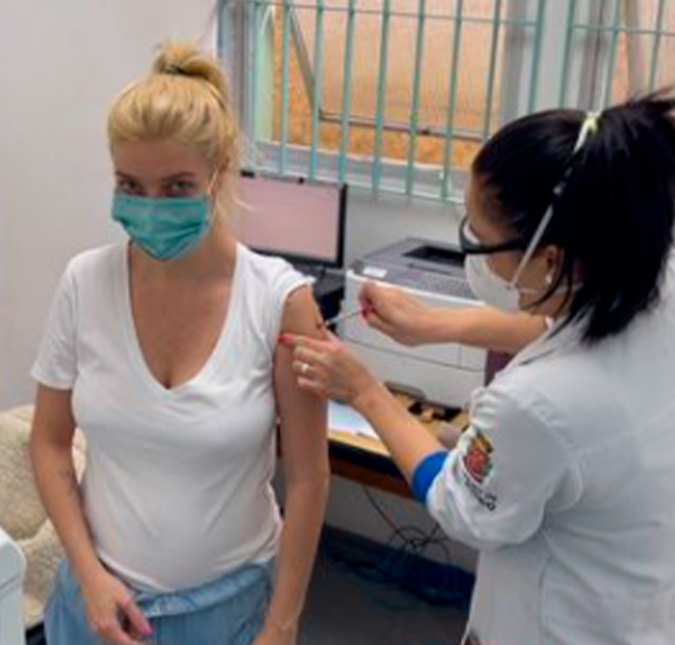 Grávida, Luiza Possi toma vacina contra a Covid-19 e comemora: <i>Alegria muito grande</i>