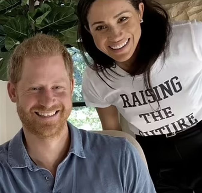 As vezes muito fina, outras muito simples. Foi exatamente isso que aconteceu quando ela apareceu ao lado do príncipe Harry no trailer da série que ele fez ao lado de Oprah Winfrey. Com a mensagem elevando o futuro, a camiseta de 70 reais chamou a atenção. As vezes muito fina, outras muito simples. Foi exatamente isso que aconteceu quando ela apareceu ao lado do príncipe Harry no trailer da série que ele fez ao lado de Oprah Winfrey. Com a mensagem elevando o futuro, a camiseta de 70 reais chamou a atenção.