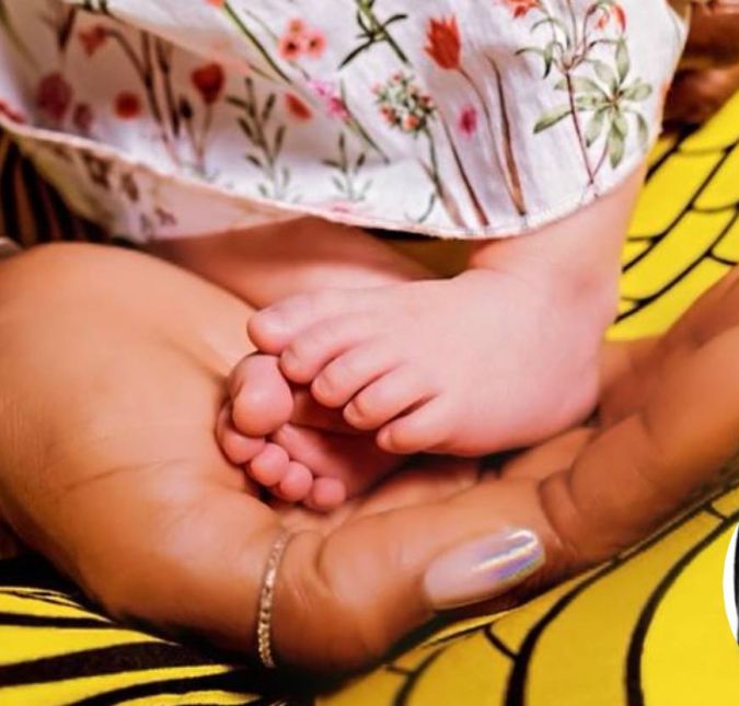 Aos 50 anos de idade, Naomi Campbell se tornou mamãe pela primeira vez. A top model anunciou o nascimento da filha por meio de um fofo post no Instagram no dia 18 de maio, em que aparece segurando os pézinhos da bebê. Na legenda, escreveu: Uma linda pequena bênção me escolheu para ser sua mãe, Tão honrada por ter esta alma gentil em minha vida que não há palavras para descrever o vínculo de toda a vida que agora compartilho com você, meu anjo. Não existe amor maior. Em 2017, Naomi havia explicado ao Evening Standard que ela pensava sobre ser mãe, mas não tinha pressa: - Eu penso em ter filhos o tempo todo. Mas agora do jeito que a ciência é, acho que posso fazer isso quando quiser.