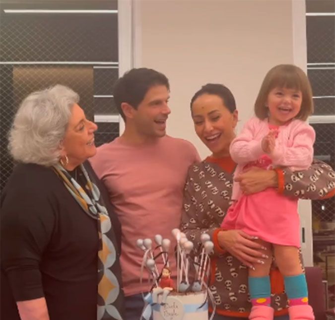 Ator compartilhou momento de assoprar a velinha ao lado da família