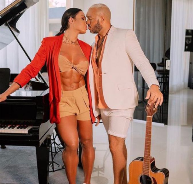 Belo e Gracyanne Barbosa estão casados há nove anos e juntos há 13. O cantor foi até as redes sociais para celebrar a data ao lado da amada: São nove anos de casados hoje e mais de treze juntos. Meu amor, todos os dias me pego pensando em como tenho sorte em ter você na minha vida, posso te dizer meu TUDÃO. @graoficial que poesias lindas foram escritas, músicas de amor foram compostas e muitas luas lindas com céus estrelados já fizeram sorrir nossos corações, mas nem poesias, músicas ou céus estrelados foram capazes de traduzir todo o amor que sinto por você. Você me inspira e me faz muito feliz, estar ao seu lado todos esses anos é um presente de Deus, que agradeço todos os dias sempre que converso com Ele. Sou melhor pai, homem, filho, cidadão, artista por você, com você e para você. Te diria mil vezes sim, se mil vezes pudéssemos casar. Te amo mais que tudo meu único e verdadeiro amor, minha vida, minha mulher, meu TUDÃO. Para sempre, te Amo! Belo e Gracyanne Barbosa estão casados há nove anos e juntos há 13. O cantor foi até as redes sociais para celebrar a data ao lado da amada: São nove anos de casados hoje e mais de treze juntos. Meu amor, todos os dias me pego pensando em como tenho sorte em ter você na minha vida, posso te dizer meu TUDÃO. @graoficial que poesias lindas foram escritas, músicas de amor foram compostas e muitas luas lindas com céus estrelados já fizeram sorrir nossos corações, mas nem poesias, músicas ou céus estrelados foram capazes de traduzir todo o amor que sinto por você. Você me inspira e me faz muito feliz, estar ao seu lado todos esses anos é um presente de Deus, que agradeço todos os dias sempre que converso com Ele. Sou melhor pai, homem, filho, cidadão, artista por você, com você e para você. Te diria mil vezes sim, se mil vezes pudéssemos casar. Te amo mais que tudo meu único e verdadeiro amor, minha vida, minha mulher, meu TUDÃO. Para sempre, te Amo!