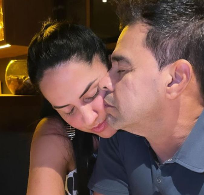 Durante uma entrevista para a revista Marie Claire, Graciele comentou que o isolamento social acabou aproximando a relação que ela e Zezé já tinham: Mesmo antes da pandemia nós já passávamos muito tempo juntos, como o meu trabalho me permite a possibilidade de estar em qualquer lugar, eu conseguia acompanhar ele nas viagens. Na pandemia continuamos grudados e ainda mais unidos, e esse período nos reinventamos. Se antes saíamos para jantar, agora gosto de preparar algo só pra gente, tirar um dia da semana para tomar um vinho, ver um filme coladinhos, que eram coisas que antes não fazíamos com tanta frequência por conta dos compromissos do dia a dia. Além disso, Graciele revelou também que dependendo de como será a vacinação no Brasil, os fãs podem até esperar um bebê no futuro do casal: a pandemia me fez adiar os planos, achei melhor aguardar um pouco, pois quero ter uma gestação mais tranquila. Tudo vai depender de como ficará o cenário nos próximos meses com a vacinação, disse a bonitona.