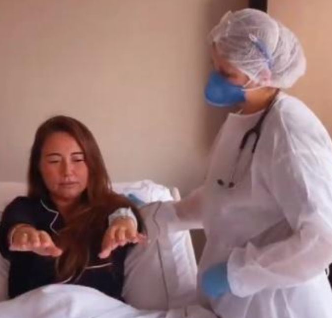 Karina Sato, irmã de Sabrina Sato, ficou 13 dias internada em um hospital e teve 50% do pulmão comprometido pela doença. Após receber alta médica, a irmã da apresentadora contou mais detalhes do que passou dentro do hospital em sua conta no Instagram: (...) Uma nova visão da vida, no meio de tanta dor e perdas. Parecia que não ia ter fim, a insegurança, a incerteza, os picos da doença, que se alternavam com a fé e o amor... Meus pensamentos dentro da consciência turva, era a vontade de voltar para meus filhos, a dor da família do Paulo Gustavo (e que nos deixou tantas lições de vida) e o pensamento positivo na cura, pra mim, que geralmente sou uma pessoa positiva, foi o mais difícil. Me sentia me despedindo a cada dia, que os dias de consciência estavam contados e precisava resolver tudo. Muito obrigada pelas orações e energias positivas!