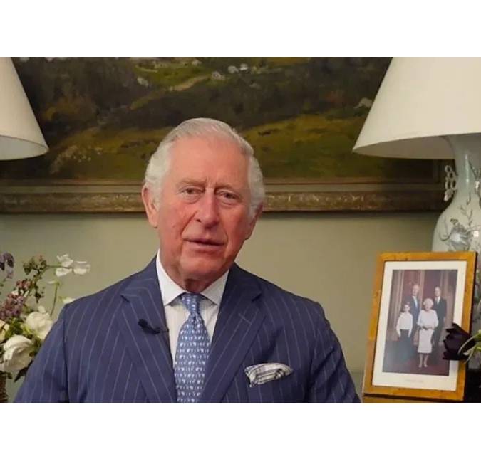 Em mensagem de vídeo, príncipe Charles exibe foto da família - mas ausência de príncipe Harry no clique chama a atenção