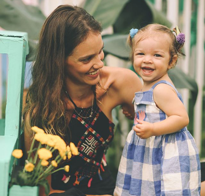 Maria, filha de Chay Suede e Laura Neiva, encanta ao responder o que tem na barriga de sua mãe: <i>- Baby!</i>; confira!