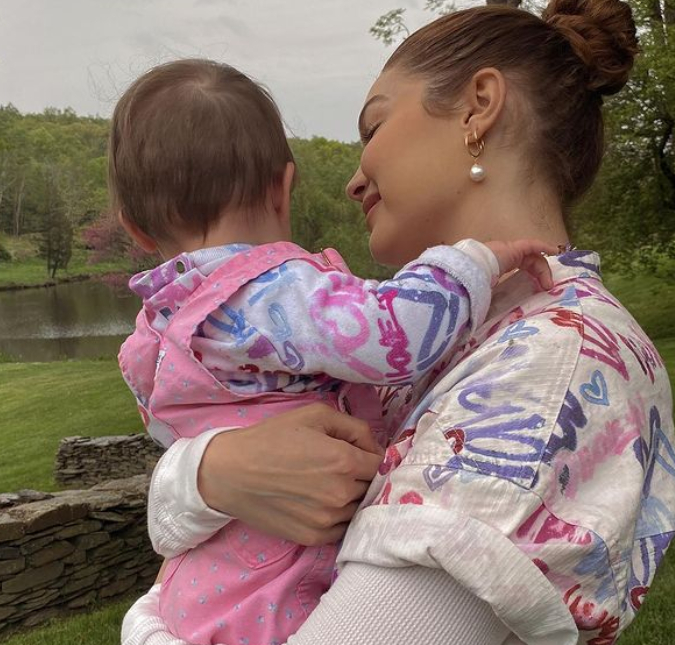 Gigi Hadid compartilha foto ao lado da filha e fãs ficam surpresos com o tamanho da criança