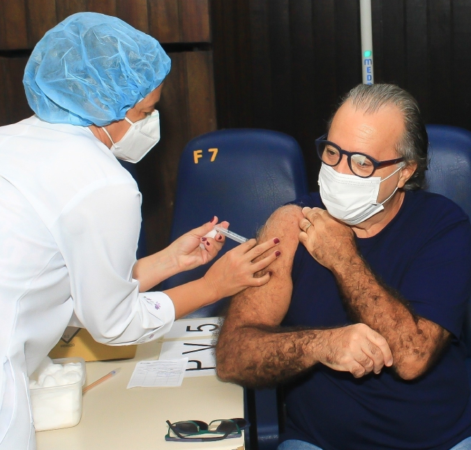 Tony Ramos toma a segunda dose da vacina contra o novo coronavírus