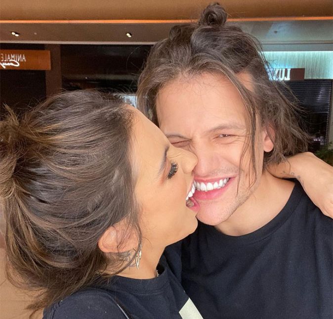 Quando você pensa em Saulo Poncio e Gabi Brandt, qual a primeira coisa que lhe vem à cabeça? Segundo muitos internautas, é traição - e não é que eles estavam certos? Em maio de 2021, surgiu mais um boato de que Saulo teria traído a esposa em uma de suas viagens para São Paulo. De acordo com o jornalista Leo Dias, o artista viaja semanalmente à cidade paulista para jogar pôquer com amigos em um cassino. Em janeiro deste ano, os dois se separaram e Gabi se mudou oficialmente da mansão da família. Segundo informações da colunista Fábia Oliveira, a influenciadora está morando em uma casa com seus dois filhos, Davi, de dois anos de idade, e Henri, de um. A nova residência está localizada no mesmo condomínio de Xuxa Meneghel, Rafa Kalimann e Juliette. Com todas essas mudanças, Saulo, Sarah e Marcio estão morando sozinhos no grande casarão interligado da família. 
Que tal conferir algumas polêmicas do casal a seguir? O ESTRELANDO te conta!