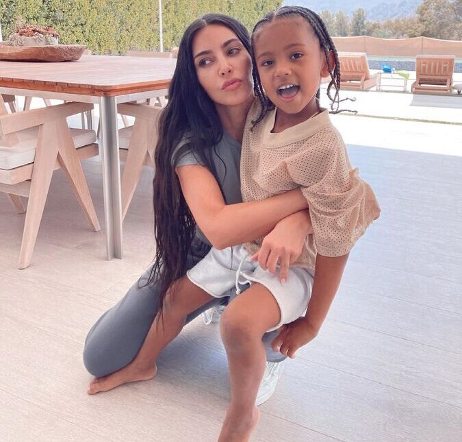 Kim Kardashian revela que filho Saint, de cinco anos de idade, testou positivo para Covid-19