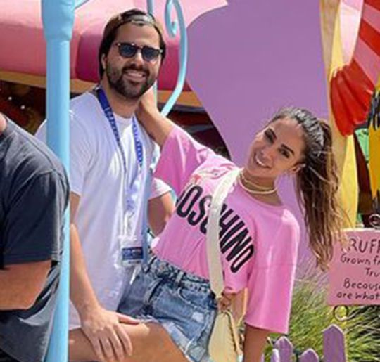 Apos Assumir Namoro Anitta Aparece Agarradinha Com Michael Chetrit Durante Passeio Com Amigos Confira Estrelando