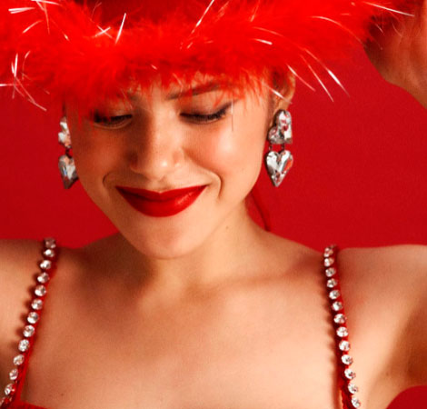 Maisa Silva comemora 19 anos de idade com <i>look</i> vermelho em ensaio; veja!