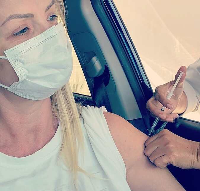 Após perder o marido para a Covid-19, Alessandra Scatena é vacinada