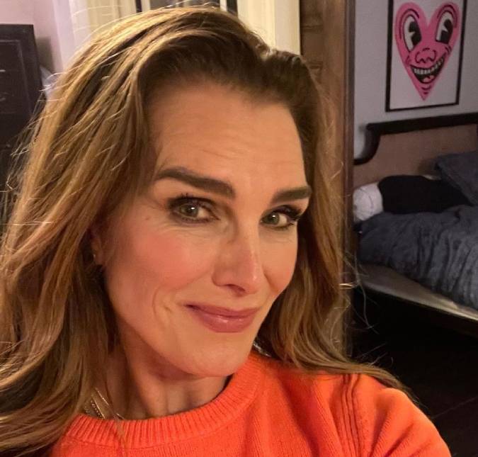 Brooke Shields relembra lesão no fêmur que a fez questionar se havia ficado paralisada: <i>- Me perguntaram se eu achava que ia morrer</i>