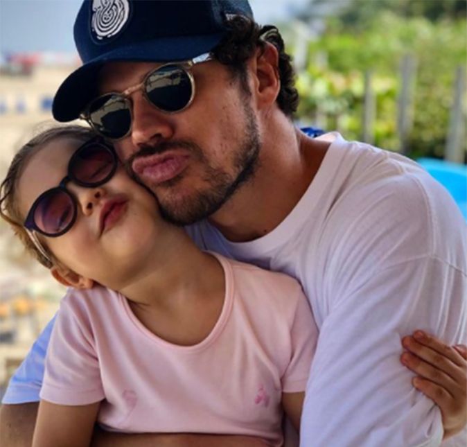 Recentemente, ele se derreteu novamente pela filha ao posar agarradinho com ela e disse: Meu chamego! Minha paz! Meu amor!. Recentemente, ele se derreteu novamente pela filha ao posar agarradinho com ela e disse: Meu chamego! Minha paz! Meu amor!.