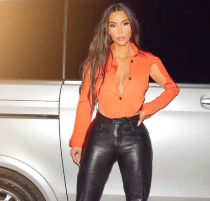 Kim Kardashian ficou sabendo que seria processada por alguns ex-funcionários. Tudo porque, segundo o TMZ, a equipe não estava sendo paga corretamente. Segundo o veículo, eles teriam trabalhado na propriedade em Hidden Hill e, inicialmente, foram contratados por tempo integral, mas a empresária não cumpriu com a palavra e os tratou como trabalhadores independentes - o que faz com que eles percam todos os benefícios. Eita!