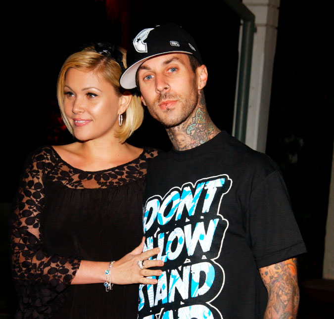 Ex-mulher de Travis Barker acredita que Kourtney e Kim Kardashian acabaram com seu casamento: <i>- Minha família está destruída por causa dessa família</i>