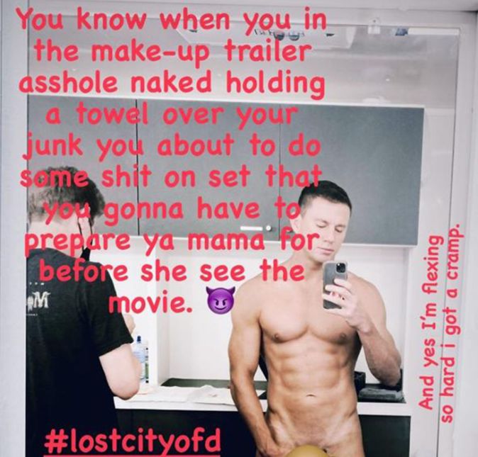 Channing Tatum é daqueles que, vez ou outra, gosta de mostrar o corpo nas redes sociais. Prova disso é essa foto, quando ele aparece todo nu, apenas com um emoji em lugar estratégico, isso nos bastidores da comédia Cidade Perdida, com Sandra Bullock. Mas apesar de ver uma foto de Channing Tatum sem camisa realmente nos faz perder a concentração, ele é muito mais do que apenas um corpinho sarado. Duvida? Confira as provas a seguir!