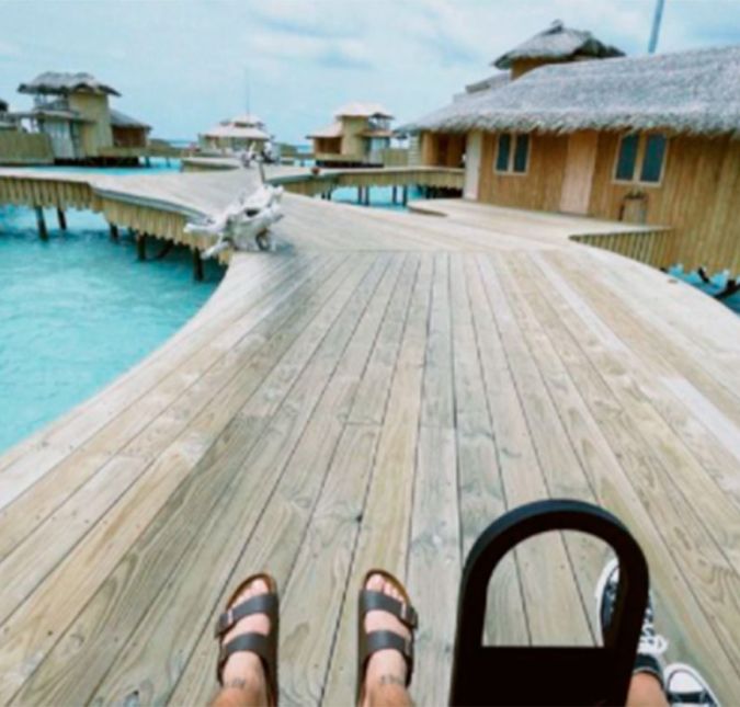 Já hospedados em um resort, João apenas mostrou os pés dos dois enquanto eram levados para a suíte especial. Chique, não? Sasha ainda aproveitou para agradecer a agência que está ajudando na viagem: Obrigada por nos ajudar a realizar esse sonho, escreveu ela