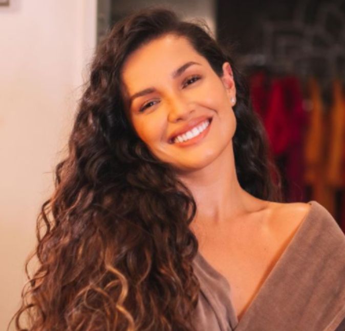 Juliette Freire ganhou o BBB 21 e o coração de mais de 30 milhões de seguidores em suas redes sociais, passando os números de Sabrina Sato. Além disso, a maquiadora foi chamada para participar de videoclipes, publicidades e acabou virando embaixadora da Avon. A paraibana ainda teve espaço na mídia para gravar o primeiro EP e cantou ao lado de grandes nomes da música nacional, como o de Gilberto Gil. Em 2022, a campeã curtiu o Coachella, nos Estados Unidos, ao lado de ninguém menos que Anitta e Camilla Cabelo. Uau!