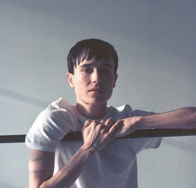 Elliot Page, mais conhecido por ter protagonizado o filme Juno, além de fazer parte do elenco principal da série The Umbrella Academy, anunciou por meio de um post no Instagram que é um homem trans! No texto, ele escreveu o seguinte: Olá amigos, quero compartilhar com vocês que sou trans, meus pronomes são ele/eles e meu nome é Elliot. Eu me sinto com sorte por estar escrevendo isso. Estar aqui. Por ter chegado a esse ponto da minha vida. Sinto uma imensa gratidão pelas pessoas incríveis que me apoiaram ao longo desta jornada. Eu não posso começar a expressar como é notável finalmente amar quem eu sou o suficiente para buscar meu eu autêntico. Tenho sido infinitamente inspirado por tantos na comunidade trans. Obrigado por sua coragem, sua generosidade e trabalho incessante para tornar este mundo um lugar mais inclusivo e compassivo. Oferecerei todo o apoio que puder e continuarei a lutar por uma sociedade mais amorosa e igualitária. Ativista há anos do movimento LGBTQ+, Elliot disse estar orgulhoso e disposto a tornar o mundo melhor para todos: Eu amo ser trans. E eu amo ser queer. E quanto mais eu me mantenho perto e abraço totalmente quem eu sou, mais eu sonho, mais meu coração cresce e mais eu prospero. A todas as pessoas trans que lidam com assédio, auto aversão, abuso e ameaça de violência todos os dias: Eu te vejo, eu te amo e farei tudo que puder para mudar este mundo para melhor. Demais, né?