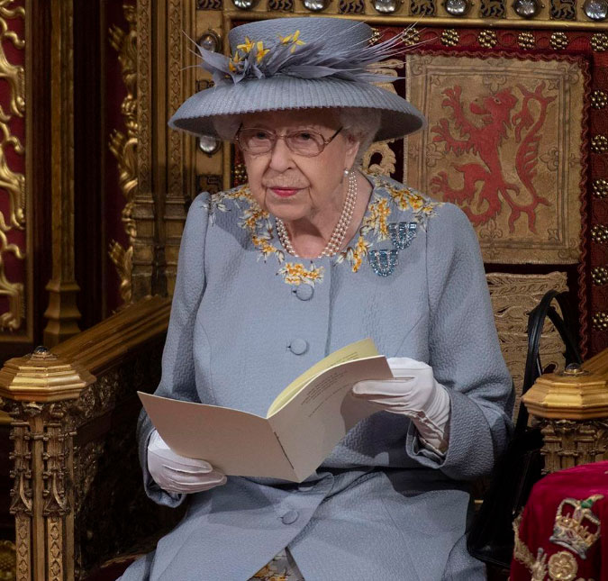 Rainha Elizabeth II admite fragilidade pela primeira vez: <I>Como você pode ver, não consigo me mexer</i>