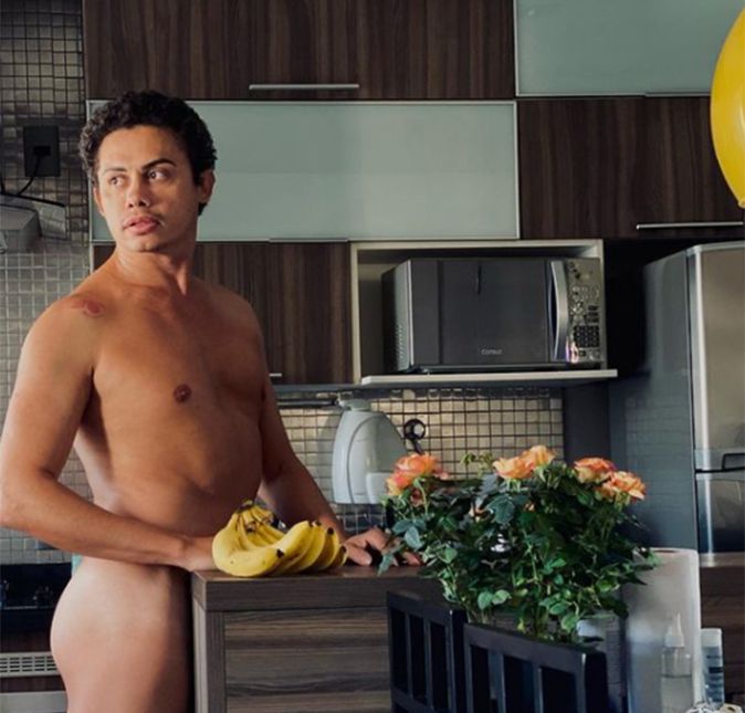 Silvero Pereira é daqueles que sempre chamam a atenção com suas publicações nas redes sociais. E não foi diferente quando o ator posou completamente nu e ainda fez uma brincadeira na legenda do clique que você vê acima: Da zoom na marca do álcool gel gente!. Ousado, né? Silvero Pereira é daqueles que sempre chamam a atenção com suas publicações nas redes sociais. E não foi diferente quando o ator posou completamente nu e ainda fez uma brincadeira na legenda do clique que você vê acima: Da zoom na marca do álcool gel gente!. Ousado, né?