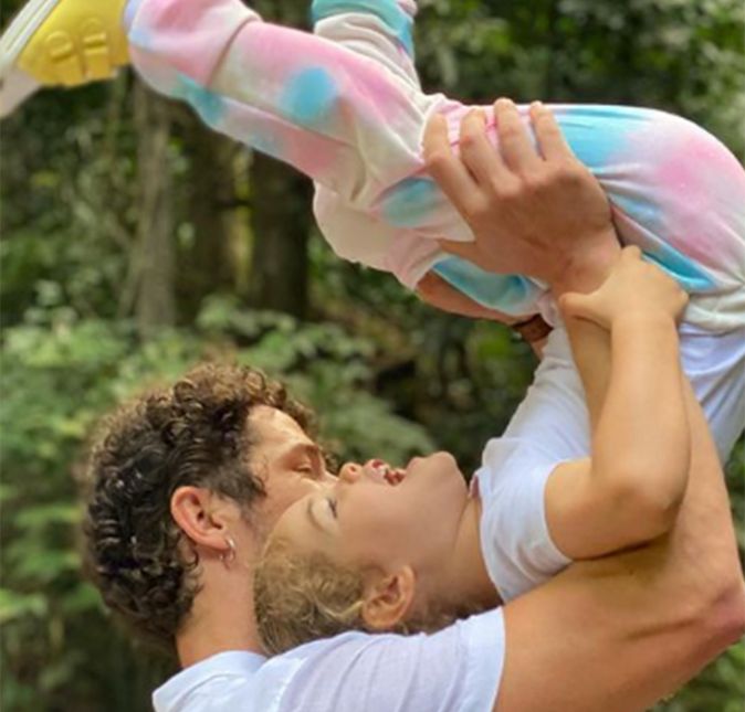 Quando o ator completou 37 anos de idade aproveitou o momento para curtir ao lado da filha - e mostrou alguns cliques nas redes sociais dos dois juntos. Na legenda, ele escreveu: 3.7 com muito amor!!! Meu maior presente é ser seu pai!!! Obrigado minha filha, minha família, meus amores e meus deuses!!! Um dia lindo ao lado de vocês… Quando o ator completou 37 anos de idade aproveitou o momento para curtir ao lado da filha - e mostrou alguns cliques nas redes sociais dos dois juntos. Na legenda, ele escreveu: 3.7 com muito amor!!! Meu maior presente é ser seu pai!!! Obrigado minha filha, minha família, meus amores e meus deuses!!! Um dia lindo ao lado de vocês…