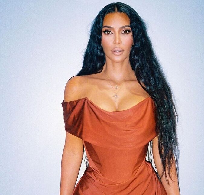Kim Kardashian é acusada de ter contraído Covid-19 em sua festa polêmica de aniversário e dispara: <i>Falso</i>