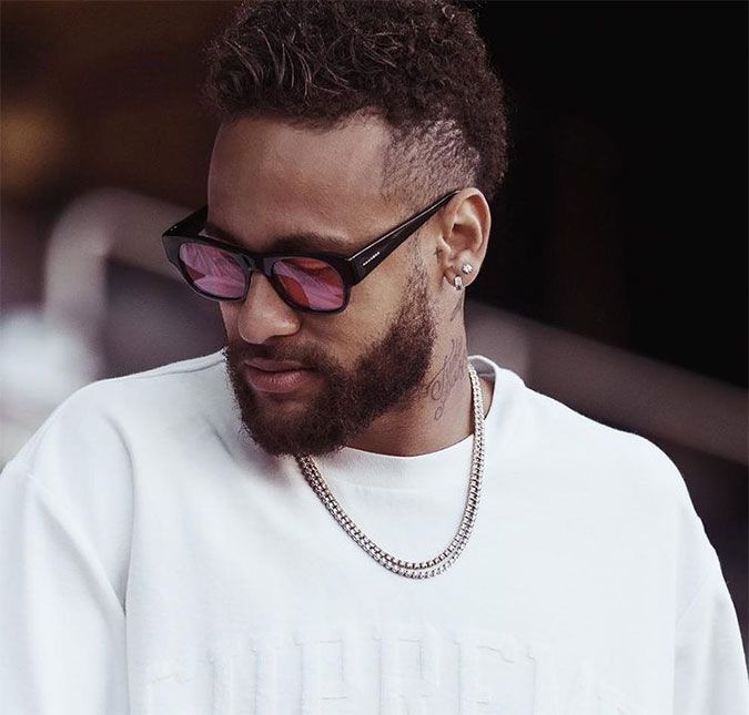 No dia 27 de maio de 2020, o jornal estadunidense The Wall Street Journal publicou uma reportagem afirmando que a Nike rompeu seu contrato com Neymar Jr. por uma denúncia de assédio sexual. De acordo com o veículo, uma funcionária afirmou que o atleta a forçou a fazer sexo oral em seu quarto durante uma viagem dele à Nova York, nos Estados Unidos. Na ocasião, o jogador teria ficado muito embriagado após uma festa e acabou tendo um breve momento sozinho com a funcionária, que era responsável por coordenar a logística dos eventos dele. Já no hotel, Neymar teria impedido que ela saísse do quarto. Então, o jogador teria tirado a cueca e tentado forçar a mulher a fazer sexo oral. O incidente teria sido relatado para amigos e colegas da empresa, e uma denúncia formal aberta em 2018 ao chefe de recursos humanos da Nike. A investigação começou em 2019, mas o atleta não teria colaborado com o inquérito. Por fim, Neymar foi retirado das ações de marketing da empresa e teve seu contrato rescindido. Em suas redes sociais, o jogador negou todas as acusações: Os fatos podem ser distorcidos porque as pessoas os enxergam de ângulos diferentes. Não temos como negar que a vida é assim. Faz parte! [...] Não me deram a oportunidade de me defender. Não me deram a oportunidade de saber quem é essa pessoa que se sentiu ofendida. Eu nem a conheço. Nunca tive nenhum relacionamento. Não tive sequer oportunidade de conversar, saber os reais motivos da sua dor. Essa pessoa, uma funcionária, não foi protegida. Eu, um atleta patrocinado, não fui protegido. Até quando? Ironia do destino, continuarei a estampar no meu peito uma marca que me traiu. Essa é a vida!