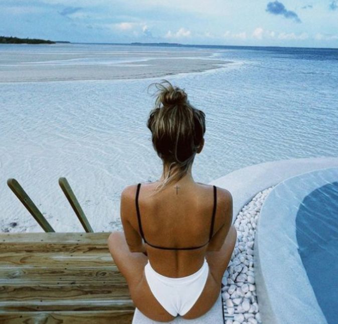 A filha de Xuxa Meneghel ainda compartilhou uma galeria de fotos admirando o mar usando a parte superior do biquíni na cor preta e a inferior branquinha. E dá uma olhada que paisagem mais linda...