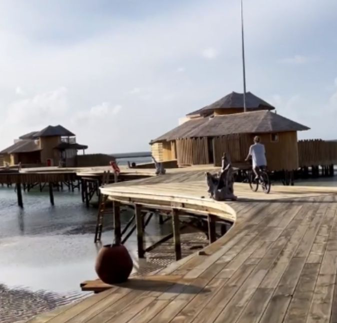 O marido de Sasha também postou que os dois aproveitaram para fazer um passeio super alto astral de bicicleta por uma ponte suspensa.