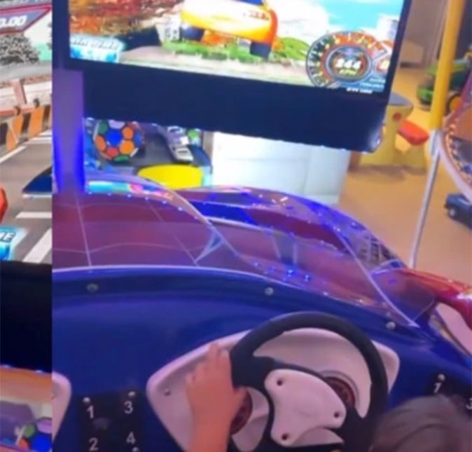 Gusttavo também já impressionou ao aparecer se divertindo com o filho mais velho, Gabriel, com um luxuoso brinquedo: um fliperama com simulador de corrida, que custa cerca de 16 mil reais. Quando você se dá conta que seus filhos estão crescendo é quando você começa a jogar videogame com seus filhos! Vai começar? Então vai! Acelera! Vambora garoto! Vai garoto, acelera Gabriel, mantem o carro dentro da estrada, mantem dentro da estrada, isso garoto! Meu Deus! Três anos de idade só!, disse o papai orgulhoso. Gusttavo também já impressionou ao aparecer se divertindo com o filho mais velho, Gabriel, com um luxuoso brinquedo: um fliperama com simulador de corrida, que custa cerca de 16 mil reais. Quando você se dá conta que seus filhos estão crescendo é quando você começa a jogar videogame com seus filhos! Vai começar? Então vai! Acelera! Vambora garoto! Vai garoto, acelera Gabriel, mantem o carro dentro da estrada, mantem dentro da estrada, isso garoto! Meu Deus! Três anos de idade só!, disse o papai orgulhoso.